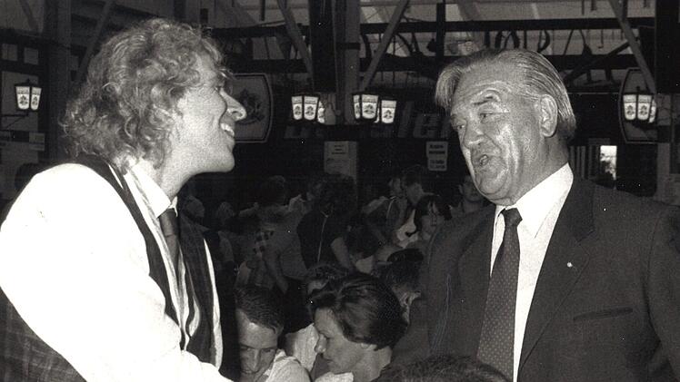 Showstar Thomas Gottschalk, inzwischen herbstblond und  Kulmbacher Ehrenbürger, begrüßt Landwirtschaftsminister Simon Nüssel (rechts). Foto: Archiv Bayerische Rundschau