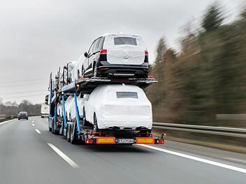 A3 bei Waldbrunn: Auto fliegt von Transporter in anderes Fahrzeug A3 bei Waldbrunn: Auto fliegt von Transporter in anderes Fahrzeug