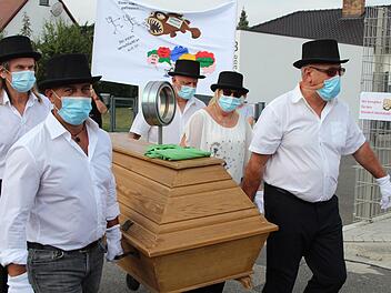 Nadellager sollen in Höchstadt nicht mehr produziert werden. Die Sparte wurde symbolisch zu Grabe getragen.  Foto: Andreas Dorsch