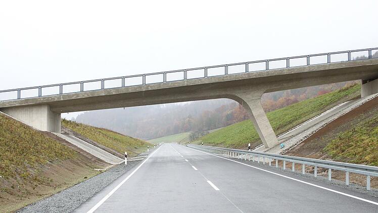Auf der Umgehung Stadtsteinach laufen die Restarbeiten. Bald wird die Strecke für den Verkehr freigegeben. Foto: Jürgen Gärtner