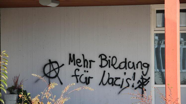 Ebenso an der Heinrich-Thein-Berufsschule in der Hofheimer Stra&szlig;e in Ha&szlig;furt wurden die W&auml;nde  bespr&uuml;ht.