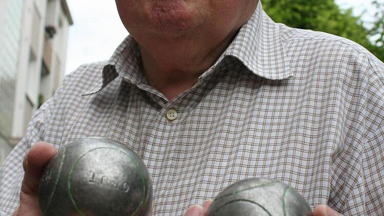 Lothar Kipping und seine mehr als 20 Jahre alten Boule-Kugeln.