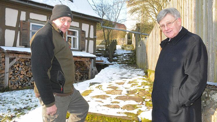 Bei der Ortseinsicht des Kirchenumfeldes durch das Landesamt für Denkmalschutz Christian, Landratsamt Bernhard Joos, Gemeinde Michael Rahn, Gräfin Mirjam zu Ortenburg und Pfarrer Stephan Aupperle waren auch der Birkenfelder Gemeinderat Rupert Fichtner (links) und Kreisheimatpfleger Günter Lipp (rechts) zugegen, um über den sogenannten "Grafenaufgang" zur Kirche zu beraten. Foto: Schmidt