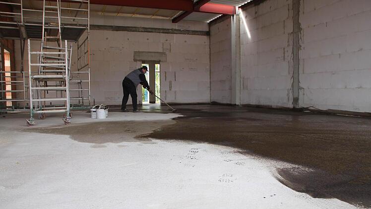 Ein Geschäft weiter - hier zieht Jeans Fritz ein - wird gerade der Boden behandelt.