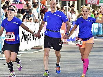 Nach gemeinsamen 42,195 Kilometern erreicht das LG-Trio mit Sindy Meier, Michael Kraus und Susanne Schubert nach 3:56:28 Stunden glücklich das Ziel am Kongresszentrum in Dresden. Foto: privat
