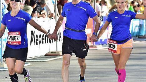 Nach gemeinsamen 42,195 Kilometern erreicht das LG-Trio mit Sindy Meier, Michael Kraus und Susanne Schubert nach 3:56:28 Stunden glücklich das Ziel am Kongresszentrum in Dresden. Foto: privat