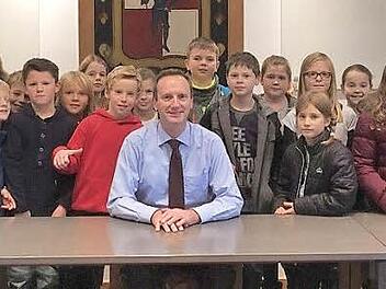 Ein intensives Gespräch über alle möglichen Fragen, die sie berührten, führten die Schüler bei ihrem Besuch im Rathaus mit Bürgermeister Michael Ziegler. Foto: Günther Geiling