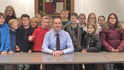 Ein intensives Gespräch über alle möglichen Fragen, die sie berührten, führten die Schüler bei ihrem Besuch im Rathaus mit Bürgermeister Michael Ziegler. Foto: Günther Geiling