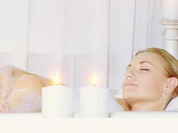 In mollig warmem Wasser baden dient nicht nur dem Gefühl der Geborgenheit, sondern auch der Prävention bzw. Therapie - etwa bei rheumatischen Beschwerden oder Einschränkungen des Bewegungsapparates. Foto: Shutterstock/Alliance/Vereinigung Deutsche Sanitärwirtschaft (VDS)