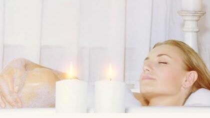 In mollig warmem Wasser baden dient nicht nur dem Gefühl der Geborgenheit, sondern auch der Prävention bzw. Therapie - etwa bei rheumatischen Beschwerden oder Einschränkungen des Bewegungsapparates. Foto: Shutterstock/Alliance/Vereinigung Deutsche Sanitärwirtschaft (VDS)