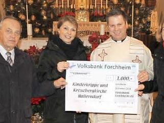 Jeweils 500 Euro gab es für die Kinderkrippe und die Kreuzbergkirche von Volksbank-Geschäftsstellenleiterin Karin Kropfelder (rechts). Pfarrer Matthias Steffel, Kindergartenleiterin Gabi Wirth und Kirchenpfleger Otmar Schneider freuten sich über die Spende. Foto: erl