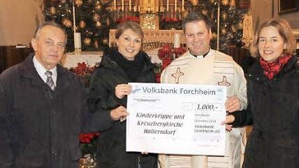 Jeweils 500 Euro gab es für die Kinderkrippe und die Kreuzbergkirche von Volksbank-Geschäftsstellenleiterin Karin Kropfelder (rechts). Pfarrer Matthias Steffel, Kindergartenleiterin Gabi Wirth und Kirchenpfleger Otmar Schneider freuten sich über die Spende. Foto: erl