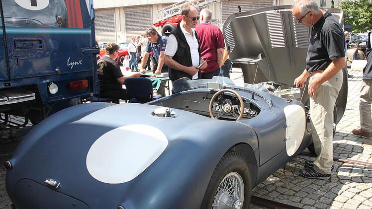 Dieser Nachbau eines Jaguar C-Typs aus dem Jahre 1951 fährt 240 bis 250 Stundenkilometer. 1951 und 1953 war dieser Sportwagen beim berühmten 24-Stunden-Rennen von Le Mans im Einsatz.