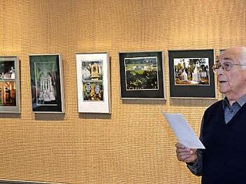 Horst Kreutz vor seinen Arbeiten  Foto: Björn Hein