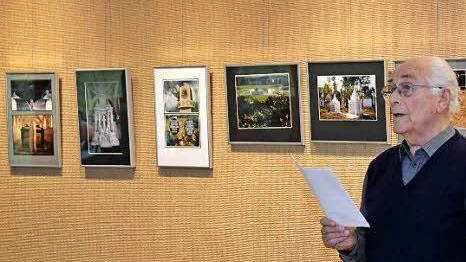 Horst Kreutz vor seinen Arbeiten  Foto: Björn Hein