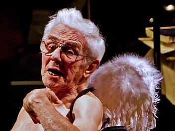 Als geflügelter Amor 2012 in Shakespeares "Viel Lärm um nichts": Mit diesem Bild bleibt uns Georg Hünseler in besonderer Erinnerung.  Foto: Jochen Berger