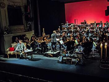 Klangvolle Erstaufführung: Als sinfonisches Märchen mit der Musik von Roland Fister zog "Alice im Wunderland" beim Kinderkonzert im Landestheater in Bann. Den Part des Sprechers übernahm Frederik Leberle.Foto: Jochen Berger