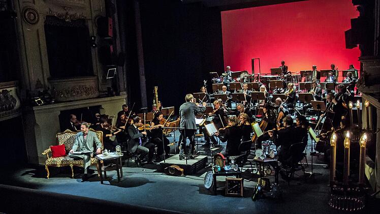 Klangvolle Erstaufführung: Als sinfonisches Märchen mit der Musik von Roland Fister zog "Alice im Wunderland" beim Kinderkonzert im Landestheater in Bann. Den Part des Sprechers übernahm Frederik Leberle.Foto: Jochen Berger
