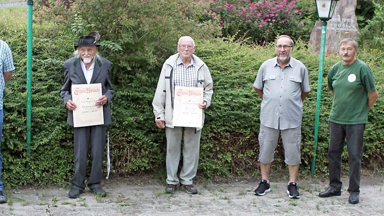 Der Sportfischereiverein Nordhalben ehrte (v. l.) Stefan Wachter (25 Jahre), Hans-Joachim Kram, Werner Schmidt (beide 50 Jahre, Ehrenmitgliedschaft), Georg Wachter und Karl Heinz Trenner (beide 25 Jahre). Mit im Bild Vorsitzender Uwe Deckelmann (rechts).