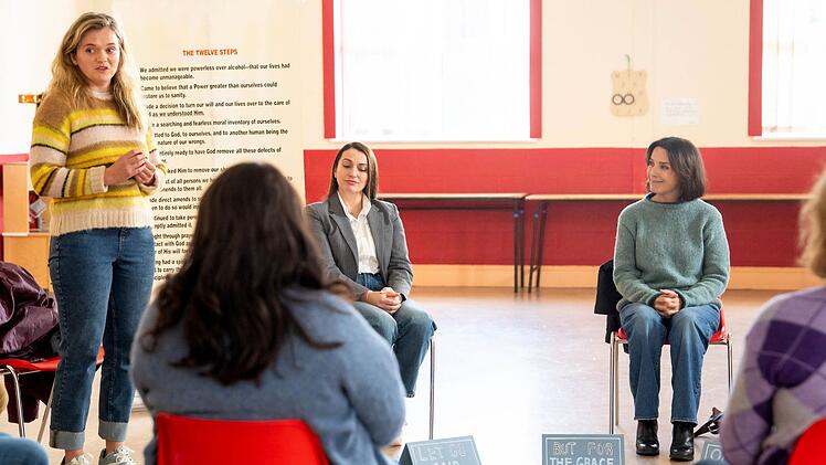 Das sp&auml;tere Mordopfer Orla (Fionnuala Gygax, links) und Cathrin Blake (Desir&eacute;e Blake, rechts) kennen sich von Treffen der Anonymen Alkoholiker. Cathrin hat gerade die Rolle der Sponsorin f&uuml;r Orla &uuml;bernommen, als diese ermordet wird.