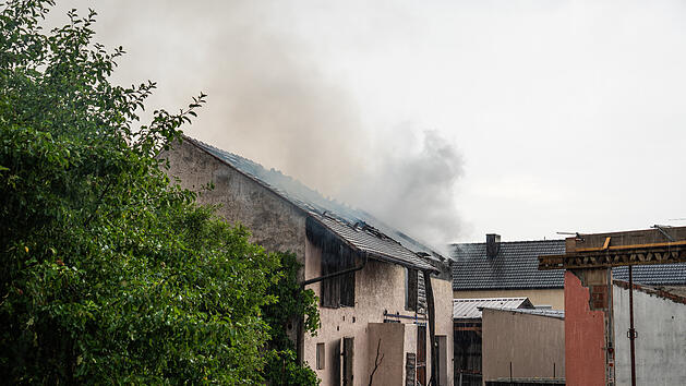 Schwere Sommergewitter &uuml;ber dem Kreis Bamberg: Blitz setzt Scheune in Brand