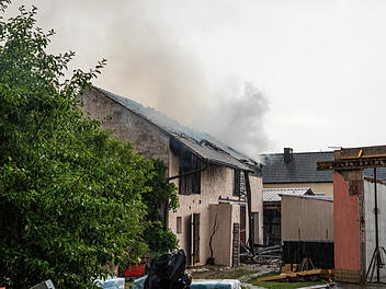 Schwere Sommergewitter &uuml;ber dem Kreis Bamberg: Blitz setzt Scheune in Brand