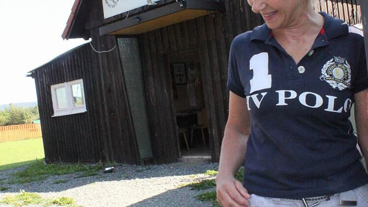 Vor dem Vereinsheim des Doggenclubs.