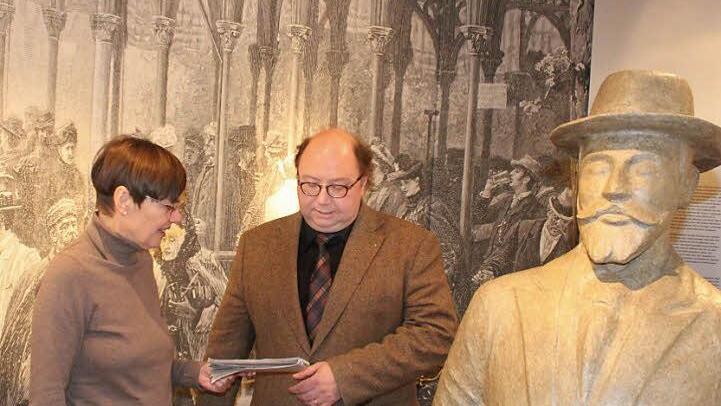 In Gesellschaft von Badearzt Dr. Balling und vor historischer Kulisse sprechen Historikerin Birgit Schmalz und Kulturreferent Peter Weidisch über den Ausbau des Museums in der Oberen Saline. Foto: Thomas Mäuser
