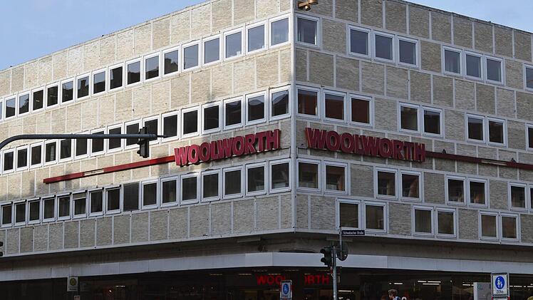 Das Woolworth-Gebäude in Fürth. Nicht schön, aber angeblich denkmalschutzwürdig. Foto: Nikolas Pelke