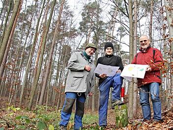 Günther Schramm, Markus Hämmerlein und Elmar Barth informieren sich anhand von Kartenmaterial über Waldflächen und Grundstücksgrenzen im Bereich der Haubenspitze.  Foto: Helmut Will