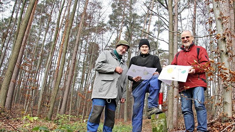 Günther Schramm, Markus Hämmerlein und Elmar Barth informieren sich anhand von Kartenmaterial über Waldflächen und Grundstücksgrenzen im Bereich der Haubenspitze.  Foto: Helmut Will