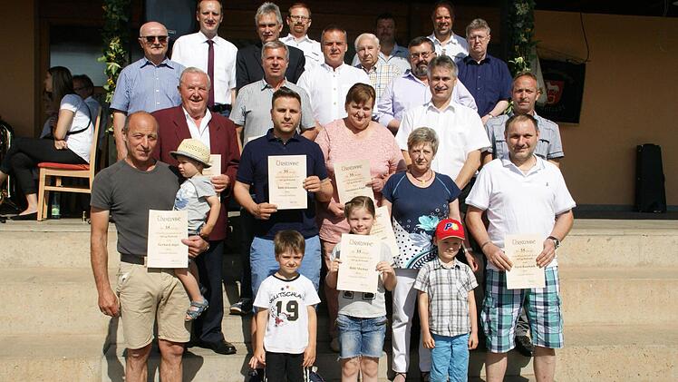 Aus Roßstadt, Eschenbach, Dippach und Weisbrunn sind die Mitglieder der SpVgg Roßstadt, hier die für 35-jährige Mitgliedschaft Ausgezeichneten.