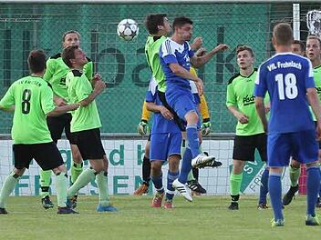 In der ersten Qualifikationsrunde um den Toto-Verbandspokal war der SV Friesen (grüne Trikots) gegen den VfL Frohnlach erfolgreich. Am kommenden Freitag ist mit dem TSV Neudrossenfeld in der zweiten Runde ein Ex-Bayernligist zu Gast. Foto: Heinrich Weiß