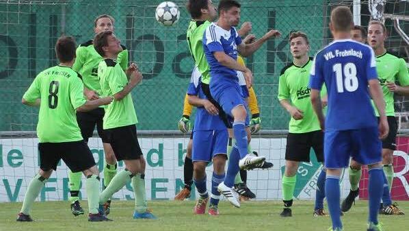 In der ersten Qualifikationsrunde um den Toto-Verbandspokal war der SV Friesen (grüne Trikots) gegen den VfL Frohnlach erfolgreich. Am kommenden Freitag ist mit dem TSV Neudrossenfeld in der zweiten Runde ein Ex-Bayernligist zu Gast. Foto: Heinrich Weiß