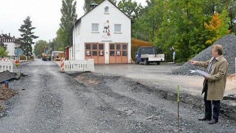 Die Arbeiten in der Floriansiedlung gehen zügig voran. Ende Oktober soll die Straße wieder befahrbar sein und für den Verkehr freigegeben werden. Bürgermeister Rainer Detsch zeigt, dass man sich jetzt den letzten 50 Metern nähert und der Vorplatz vor dem Feuerwehrhaus sowie die Brücke über die Haßlach noch saniert werden.  Foto: K.- H. Hofmann