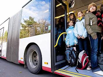 Überfüllte Schulbusse, in denen viele Kinder stehen müssen, sind auch im Raum Kulmbach unterwegs. Foto: Jan Potente/ADAC dpa