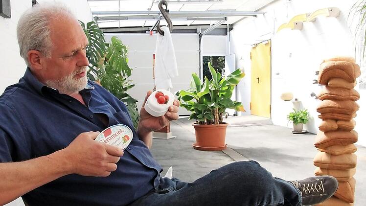 In diesen Käse sollte man besser nicht beißen - Bildhauer Ulf Eggert hat auch humorvolle Stücke in seiner Dauerausstellung.  Fotos: Jutta Rudel