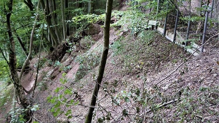 Die Standsicherheit des öffentlichen Hegnichwegs bei Wirsberg  ist in diesem Teilbereich gefährdet. Werner Reißaus