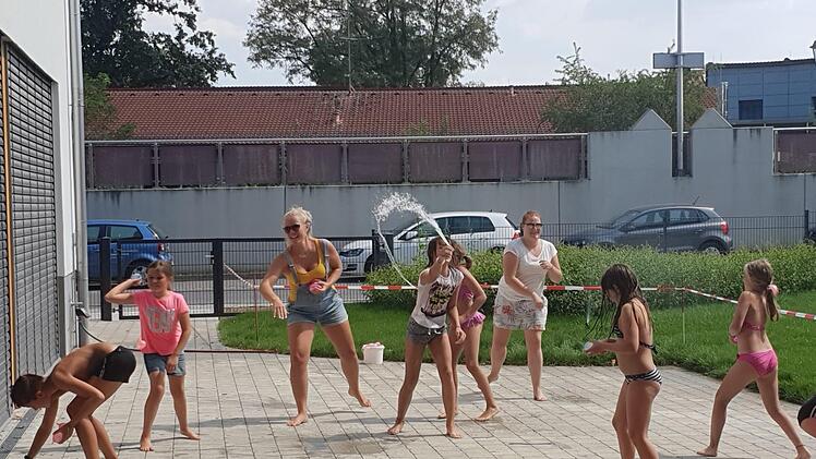 Zufriedene Gesichter gab es bei den vielen Wasserschlachten, die an den hei&szlig;en Augusttagen auf dem Programm standen.Verena Stark