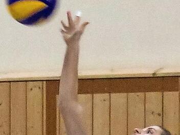 Besondere Akzente setzte im Angriff, hier jedoch mit einem ihrer gefährlichen Aufschläge, Diana Gräf (Nr. 5). Foto: Dietz