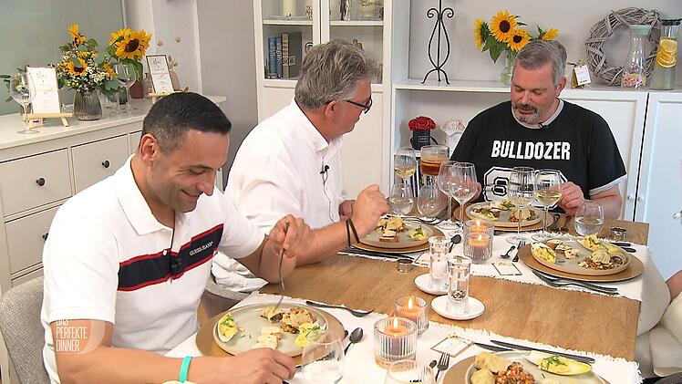 Adib (l.) und Andreas (r.) freuen sich &uuml;ber die Vielfalt auf dem Vorspeisenteller. Vor allem wissen sie endlich, was die schw&auml;bischen Fremdw&ouml;rter bedeuten.