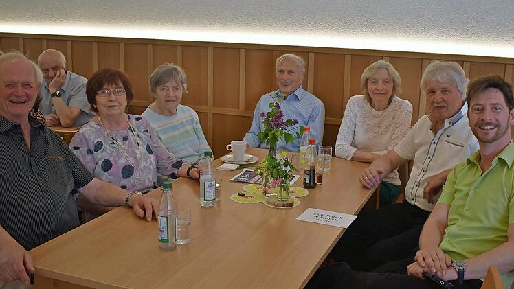 In den Pausen kam Musiker Ronny S&ouml;llner (rechts) immer wieder an die Tische und mit den Besuchern ins Gespr&auml;ch.