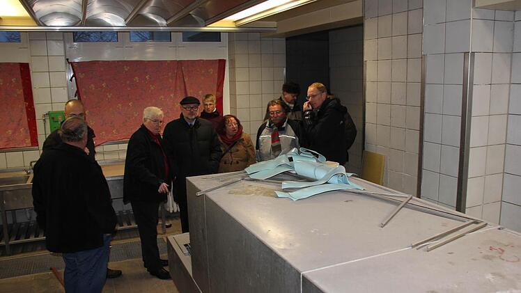 Wer braucht eine (lange) Spülmaschine? Dieses gute Stück aus Bundeswehrzeiten, da bis 1500 Soldaten verköstigt wurden, steht zum Verkauf.