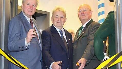 Protektor Prinz Andreas von Sachsen-Coburg und Gotha, Ehren-NOK-Präsident Walther Tröger und DSB-Vizepräsident Heinz-Helmut Fischer (von links) durchschnitten das Band.