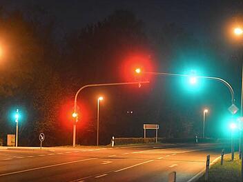 Innerhalb von wenigen hundert Metern müssen die Autofahrer an der Autobahn-Auffahrt zwischen Bamberg und Memmelsdorf vier Ampelanlagen passieren. Vor allem bei Nacht ist kaum Verkehr, Kritiker fordern deshalb Änderungen bei der Ampelschaltung. Foto: Ronald Rinklef