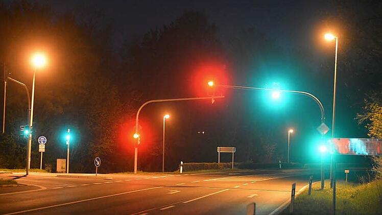 Innerhalb von wenigen hundert Metern müssen die Autofahrer an der Autobahn-Auffahrt zwischen Bamberg und Memmelsdorf vier Ampelanlagen passieren. Vor allem bei Nacht ist kaum Verkehr, Kritiker fordern deshalb Änderungen bei der Ampelschaltung. Foto: Ronald Rinklef