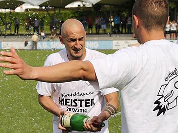 "Her damit": Florian Bergmann erwartet die Sektdusche seines Trainers Marco Dreßel. Fotos: Christian Schuberth