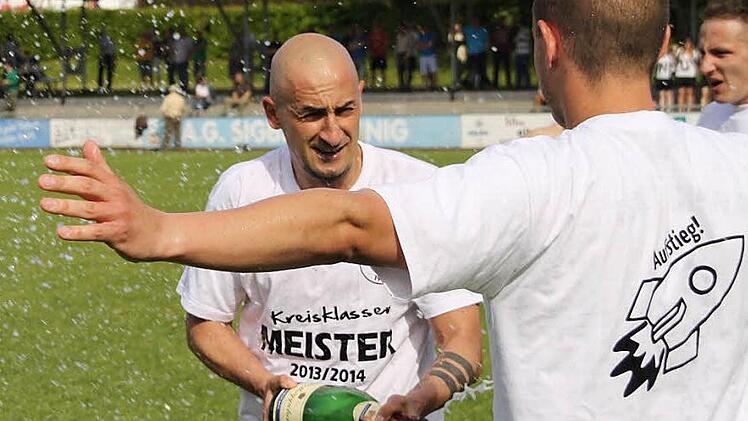 "Her damit": Florian Bergmann erwartet die Sektdusche seines Trainers Marco Dreßel. Fotos: Christian Schuberth