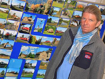 Matthias Höher vor einer der elf Ausstellungswände mit rund 400 Bildern im Ebensfelder Rathaus. Jeden Donnerstag ist der Fotograf und Chronist von 17 bis 18 Uhr vor Ort, um mit Interessierten über die Ebensfelder Eisenbahngeschichte zu plaudern. Fotos: Matthias Einwag