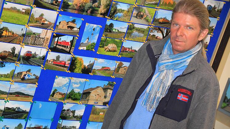 Matthias Höher vor einer der elf Ausstellungswände mit rund 400 Bildern im Ebensfelder Rathaus. Jeden Donnerstag ist der Fotograf und Chronist von 17 bis 18 Uhr vor Ort, um mit Interessierten über die Ebensfelder Eisenbahngeschichte zu plaudern. Fotos: Matthias Einwag